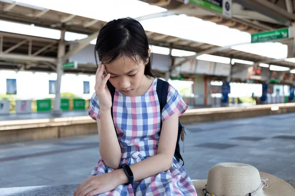 頭痛に苦しんで落ち込んでめまい めまい 片頭痛 病気とアジアの女の子女の子 — ストック写真