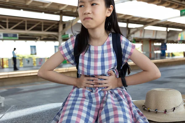 Menina Asiática Que Sofre Dor Estômago Problema Saúde — Fotografia de Stock