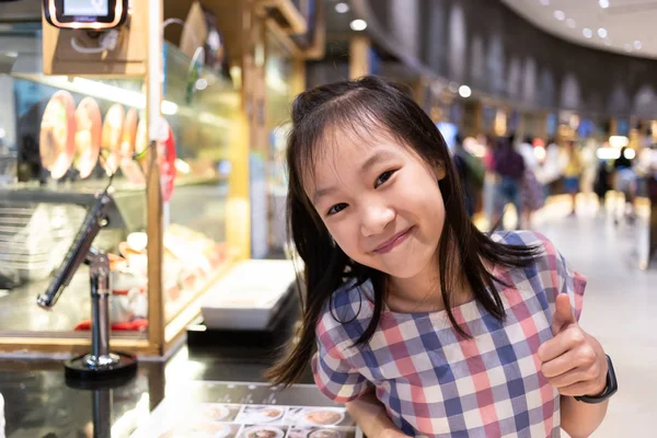 Азіатський Милою Дівчиною Щасливі Задоволені Фуд Корт Торговий Центр Смачні — стокове фото