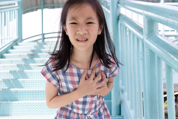 Επικοινωνεί Συμπτώματα Των Καρδιακών Παθήσεων Αμέσως Ασιατικό Κορίτσι Στην Ανισόπεδη — Φωτογραφία Αρχείου