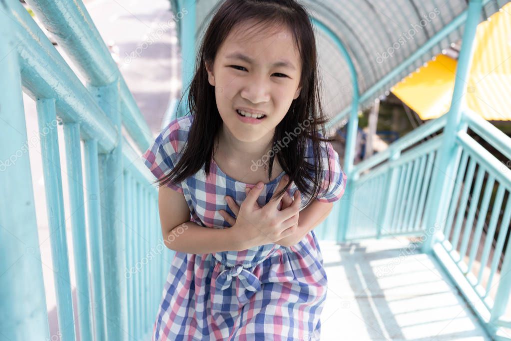 Communicates the symptoms of heart disease,immediately,Asian girl on the pedestrian overpass