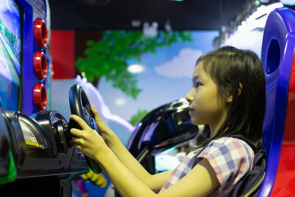 Asijská Dívka Hraje Auto Závodní Herní Stroj Jedné Prodejen Nákupního — Stock fotografie