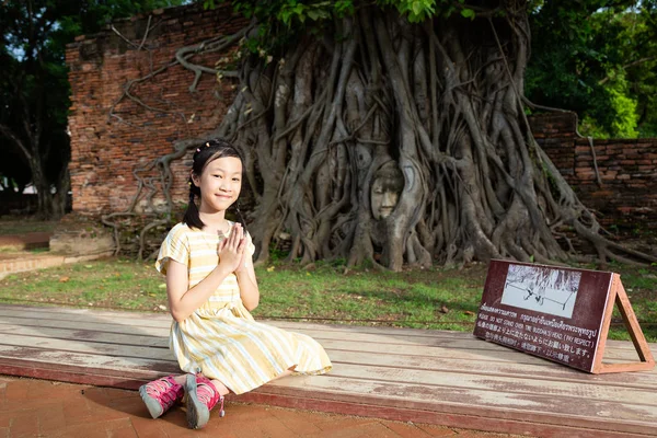 Asijské Roztomilé Děvče Respektem Nebo Modlit Hlava Buddhy Propletené Strom — Stock fotografie