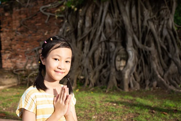 Asijské roztomilá dívka s respektem nebo modlit se, — Stock fotografie