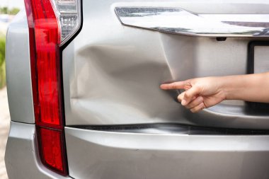 Dertli el noktası araç araba tampon kırık çarpışma crash hasar kaza yol, trafik kazası ve sigorta kavramı bereli