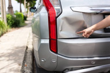Dertli el noktası araç araba tampon kırık çarpışma crash hasar kaza yol, trafik kazası ve sigorta kavramı bereli