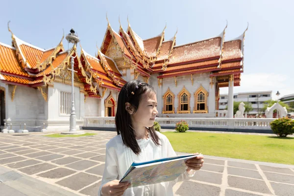 Ασίας Τουριστικοί Κορίτσι Εκμετάλλευση Αξιοθέατα Χάρτης Μεγάλο Ναό Wat Benchamabopitr — Φωτογραφία Αρχείου