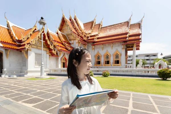 Asiatico Ragazza Turistica Visita Della Città Con Mappa Grande Tempio — Foto Stock