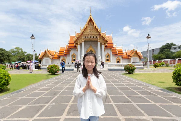 快乐微笑的旅游女孩 亚洲可爱的女孩与支付尊重在笏 Benchamabopitr 或大理石寺是一个佛教寺庙在城市曼谷 旅游概念 — 图库照片