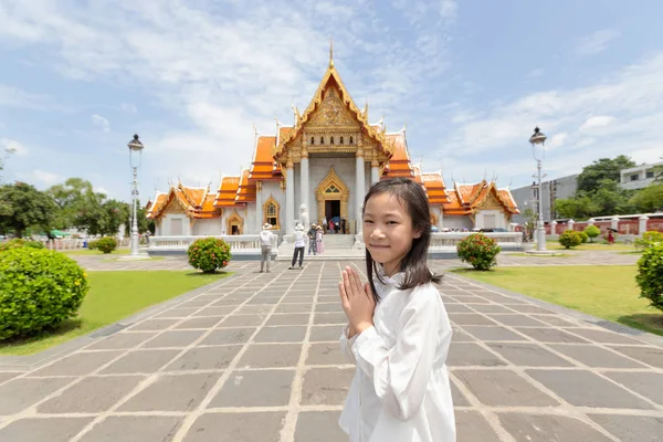 快乐微笑的旅游女孩 亚洲可爱的女孩与支付尊重在笏 Benchamabopitr 或大理石寺是一个佛教寺庙在城市曼谷 旅游概念 — 图库照片