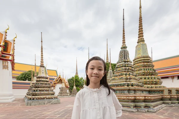 可爱快乐微笑的旅游女孩在笏 Chetuphon 或笏寺是一个佛教寺庙在曼谷 旅游概念 — 图库照片