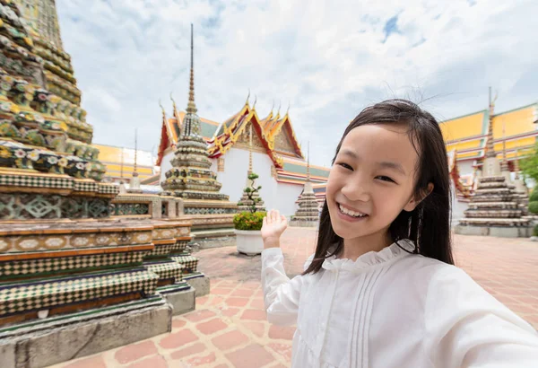 可爱快乐微笑的旅游女孩在 Chetuphon 或笏寺的自画像图片是一个佛教寺庙在曼谷 旅游概念 — 图库照片