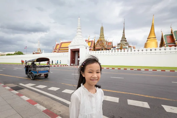 Linda Chica Turística Sonriente Feliz Calle Ciudad Wat Phra Kaew —  Fotos de Stock
