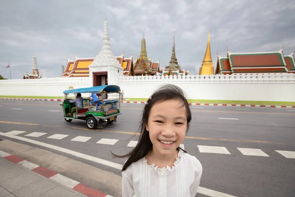 Linda Chica Turística Sonriente Feliz Calle Ciudad Wat Phra Kaew —  Fotos de Stock