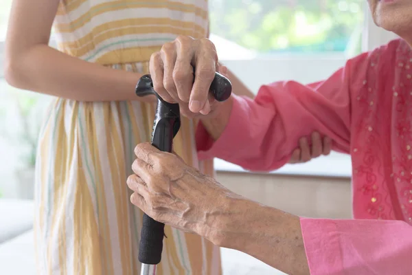 Sondotter Sköter Sin Mormor För Promenader Familj Och Stödja Koncept — Stockfoto