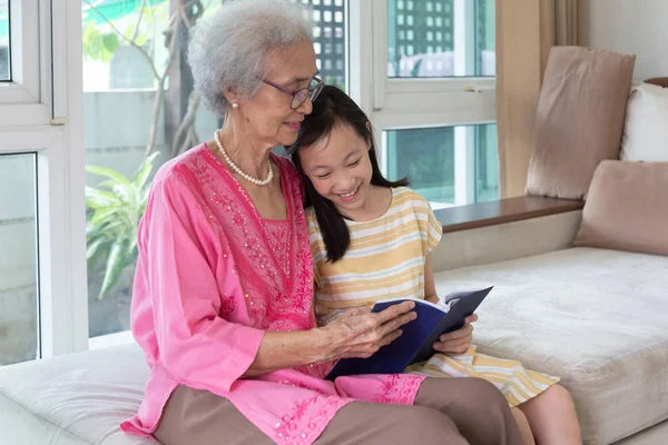 Mormor Och Barnbarn Sitta Soffan Och Läsa Bok Happy Tillsammans — Stockfoto