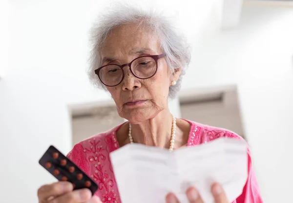 Ancianos Mujer Caucásica Con Medicina Lectura Medicamentos Recetados —  Fotos de Stock