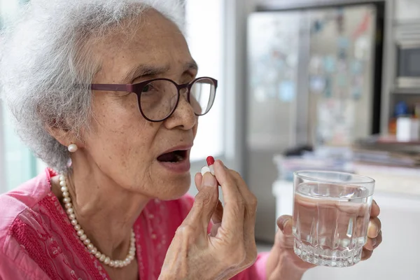 Ηλικιωμένη Γυναίκα Της Ασίας Είναι Λαμβάνοντας Και Τρώει Φάρμακα Και — Φωτογραφία Αρχείου