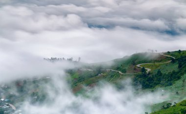 Bakış açısı, sis, dağ, dik ve dolambaçlı yol Phu Thap Boek ve Phu Hin Rong Kla Milli Parkı,: Phetchabun, Thailand