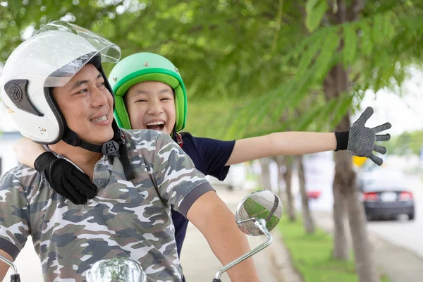 Far Och Dotter Resa Motorcykel Motorcyklist Klädd Säker Hjälm Innan — Stockfoto