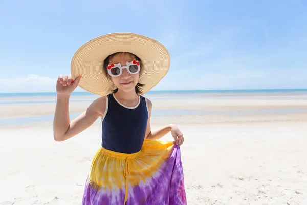 Outdoor Mode Foto Von Niedlichen Glücklichen Mädchen Auf See Strandreisen — Stockfoto
