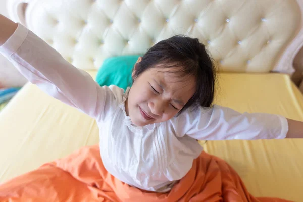 Красива Дівчина Прокидається Ліжку Азіатська Дівчина Посміхається Розтягується Здоровий Спосіб — стокове фото