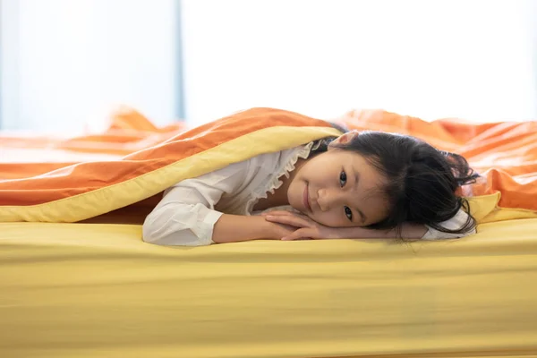Πορτρέτο Του Κοριτσάκι Κάτω Από Κουβέρτα Στο Υπνοδωμάτιο Στο Σπίτι — Φωτογραφία Αρχείου