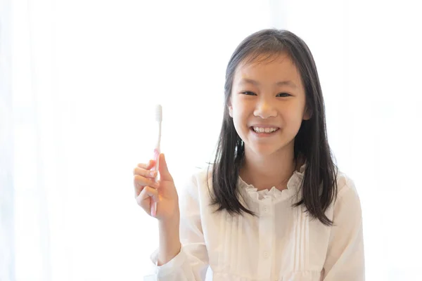 Азіатські Дівчата Посміхається Тримає Зубна Щітка Концепції Здорових Зубів — стокове фото