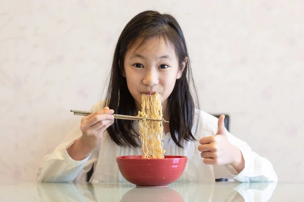 Menina Asiática Comer Macarrão Mesa — Fotografia de Stock