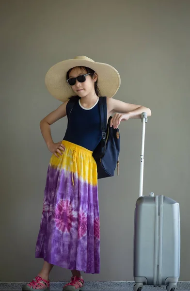 Ασιατικό Χαριτωμένο Κορίτσι Καπέλο Και Γυαλιά Ηλίου Βαλίτσα Φόντο Γκρίζο — Φωτογραφία Αρχείου