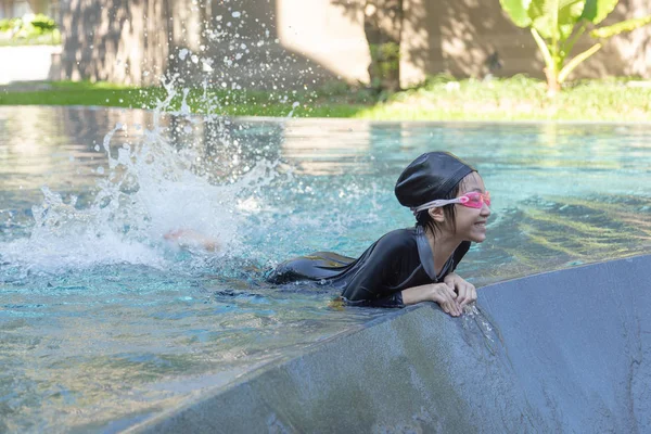 Aziatisch Meisje Drijvend Opspattend Water Met Hun Benen Het Zwembad — Stockfoto