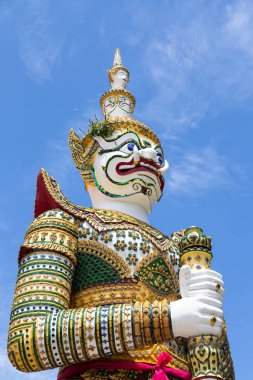 Dev, iblis koruyucu heykelleri dekorasyon Budist Tapınağı Wat Arun veya Wat Arun Ratchawararam Ratchawaramahawihan Bangkok, Tayland