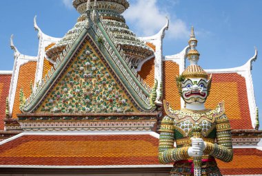 Dev, iblis koruyucu heykelleri dekorasyon Budist Tapınağı Wat Arun veya Wat Arun Ratchawararam Ratchawaramahawihan Bangkok, Tayland