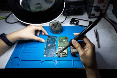 Cep telefonu tamir, akıllı telefon parçaları ve araçları kurtarma, onarım uzmanları, teknoloji cihaz bakım enginee için