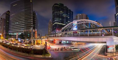 Bangkok, Tayland-Eylül 22,2018: Chong Bangkok'un geçit köprüsü bkk gökyüzü tren istasyonu Silom satırındaki, gece, Panorama görünüm Bangkok şehir binalarda gökdelen