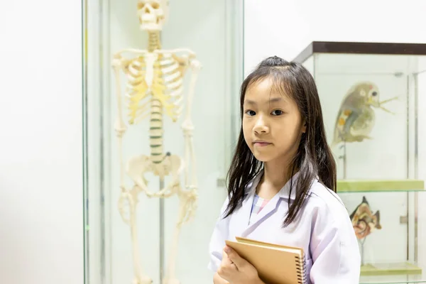 Asiatiska Liten Flicka Läkare Kostym Med Skelett Klassrummet Vid Universitet — Stockfoto