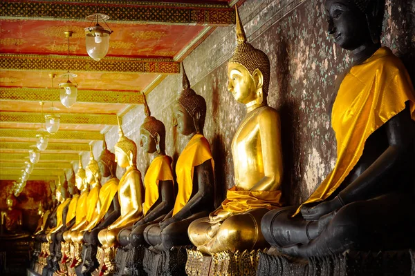 Gouden Zwarte Boeddhabeelden Wat Suthat Thepwararam Een Boeddhistische Tempel Stad — Stockfoto