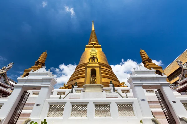 金色宝塔 古庙古老的中国多色屋顶风格在笏 Bowon Niwet Ratchaworawihan 是泰国曼谷市的一座佛教寺庙 — 图库照片