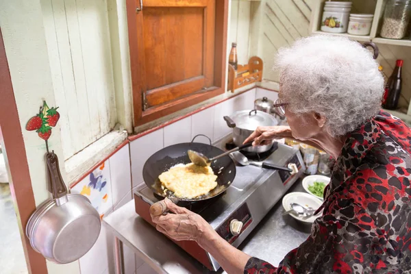 Senior Asiatisk Kvinna Matlagning Omelett Köket Hemma Livsstil Asiatisk Gammal — Stockfoto