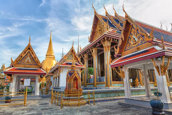 Wat Phra Kaew, Zümrüt Buda veya Wat Phra Si Rattana Satsadaram, Tapınağı en kutsal Budist Tapınağı kabul edilir, Bangkok, Tayland en iyi bilinen yerlerinden biridir.