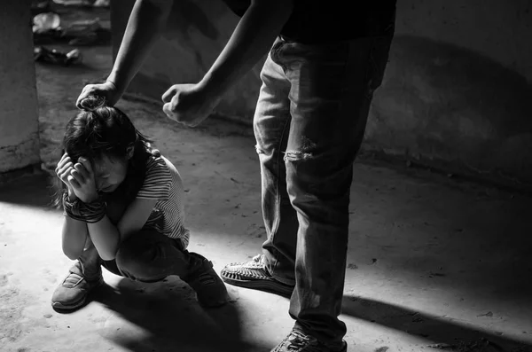 Asyalı Kız Elleri Ile Terk Edilmiş Bir Binada Şiddet Insan — Stok fotoğraf