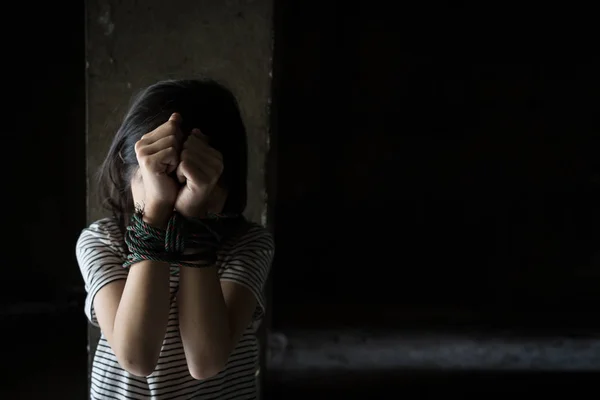 Menina Asiática Com Mãos Atadas Prédio Abandonado Parar Abusar Violência — Fotografia de Stock