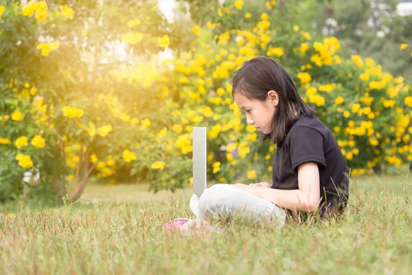 Ázsiai Lány Használ Egy Laptop Kertben — Stock Fotó