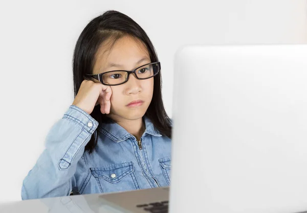 Asiatische Mädchen Ist Mit Einem Laptop Auf Weißem Hintergrund — Stockfoto