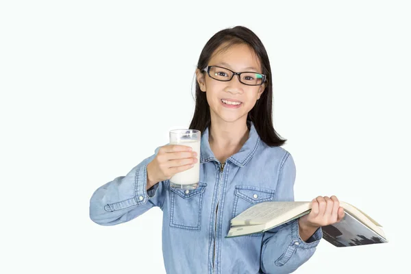 Menina Asiática Com Mão Segurando Livro Leite Isolado Fundo Branco — Fotografia de Stock