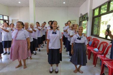 Ubon Ratchathani, Tayland-Ekim 5, 2018:Development yön sağlık promosyon okul işlemi, Yetişkin eğitimi faaliyetleri ile onların okul üniformalı Tay kıdemli Grubu'nun fotoğraf (Khong Chiam bölgesi egzersiz)