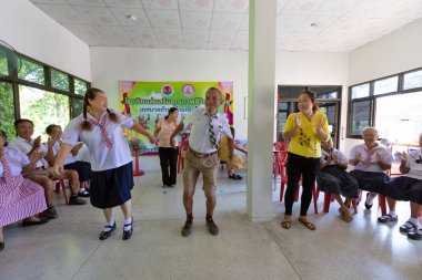 Ubon Ratchathani, Tayland-Ekim 5, 2018:Development yön sağlık promosyon okul işlemi, Yetişkin eğitimi faaliyetleri ile onların okul üniformalı Tay kıdemli Grubu'nun fotoğraf (Khong Chiam bölgesi egzersiz)