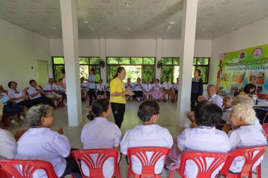 Ubon Ratchathani, Tayland-Ekim 5, 2018:Development yön sağlık promosyon okul işlemi, Yetişkin eğitimi faaliyetleri ile onların okul üniformalı Tay kıdemli Grubu'nun fotoğraf (Khong Chiam bölgesi egzersiz)