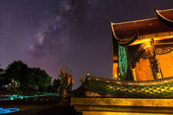 Láctea Galáxia Wat Sirindhorn Wararam Wat Phu Prao Templo Budista — Fotografia de Stock