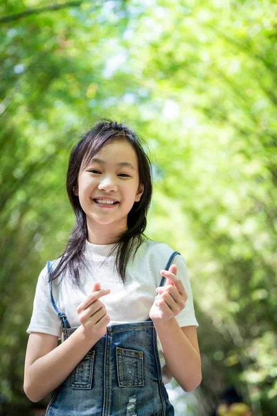 Portrét Usměvavé Asijské Dívky Ukazuje Gesto Dvou Prstů Korejské Srdce — Stock fotografie